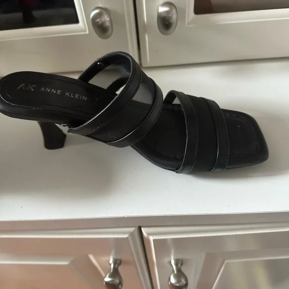 Anne Klein Black kitten heel sandals with black mess straps - Picture 3 of 4